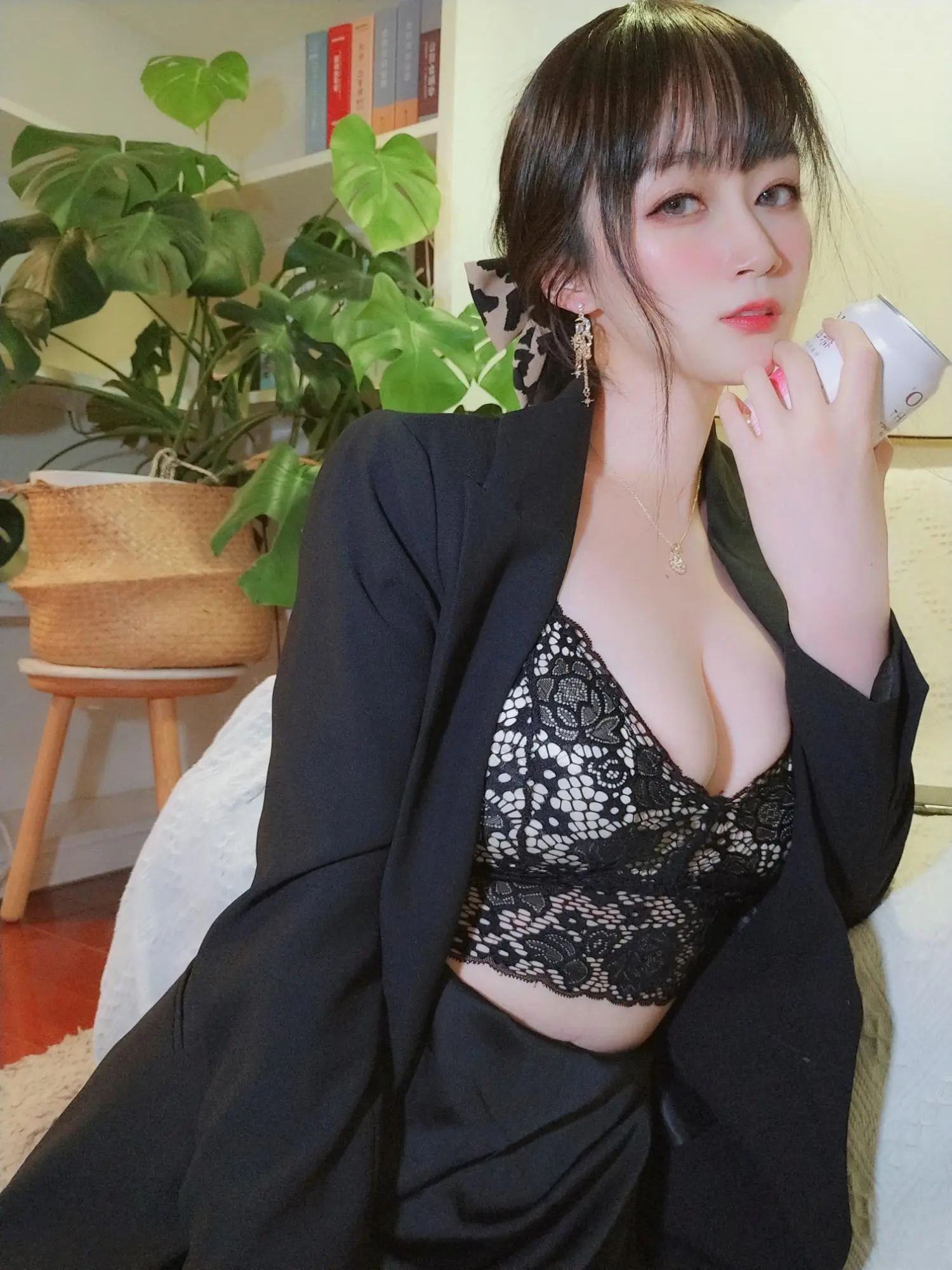 白銀81《黑色西裝》脫衣驚見豪放巨乳有夠殺 (70P