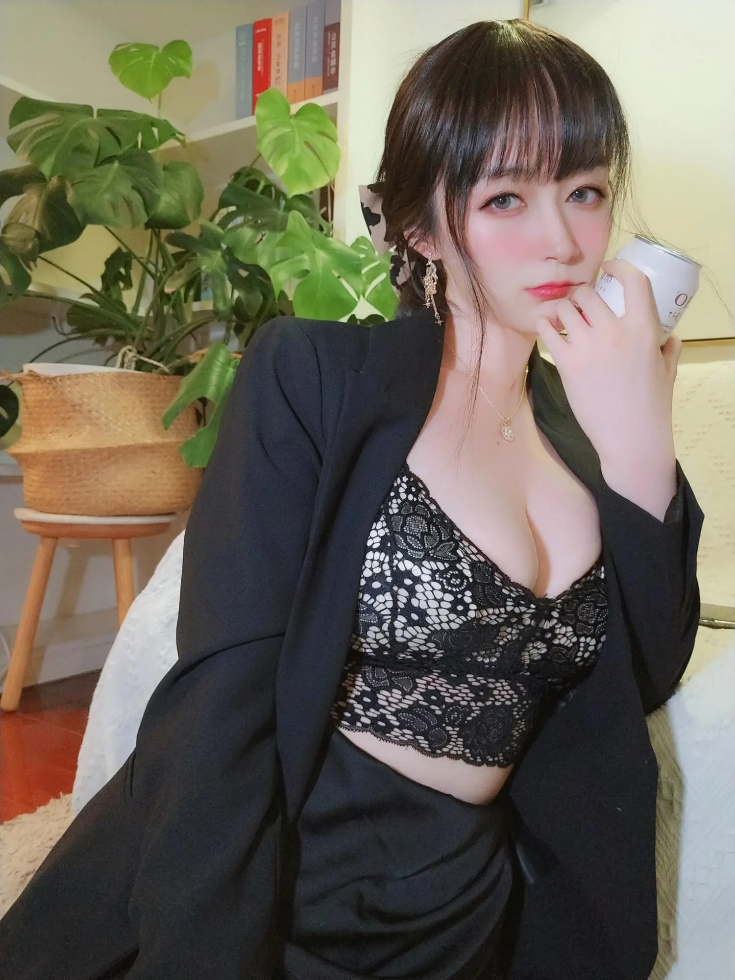 白銀81《黑色西裝》脫衣驚見豪放巨乳有夠殺 (70P