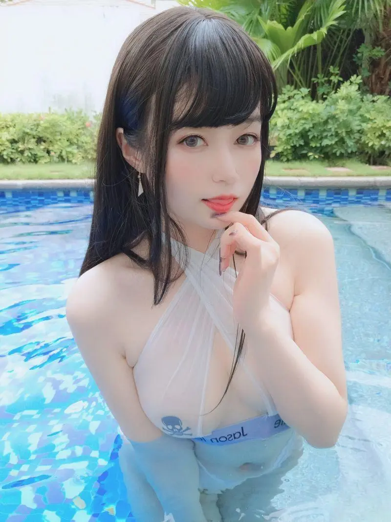 白皙美女白銀穿白色泳衣，透出濕身性感破表 (44P)