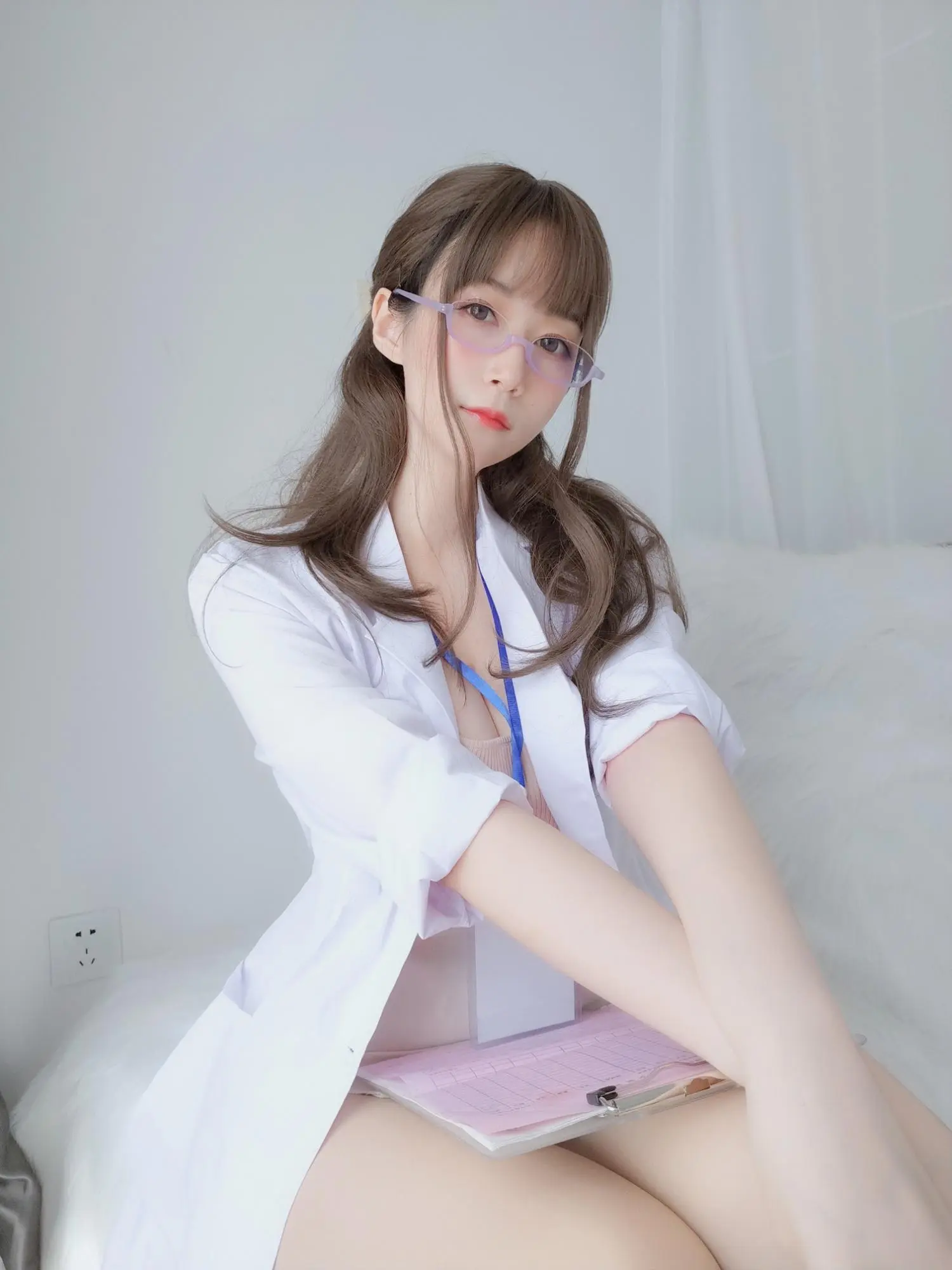 白銀81《眼鏡醫生娘2》長腿裸足看了神清氣爽 (86P)