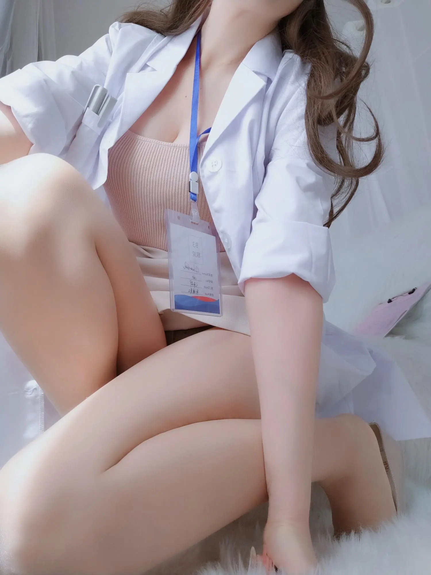 白銀81《眼鏡醫生娘2》長腿裸足看了神清氣爽 (86P)