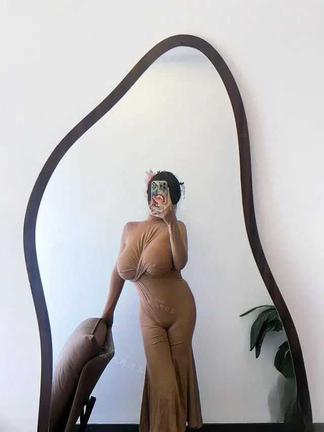 「Manta」白皙美乳滿到要溢出來 (10P)