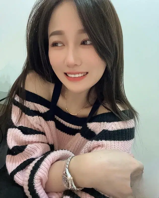 「angel520jay」白嫩雙峰讓人難以忽視「火辣曲線」鼻血要狂噴了！露出長長一條深溝 (10P)