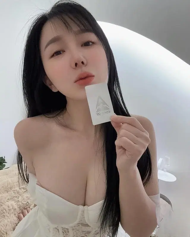 「angel520jay」白嫩雙峰讓人難以忽視「火辣曲線」鼻血要狂噴了！露出長長一條深溝 (10P)
