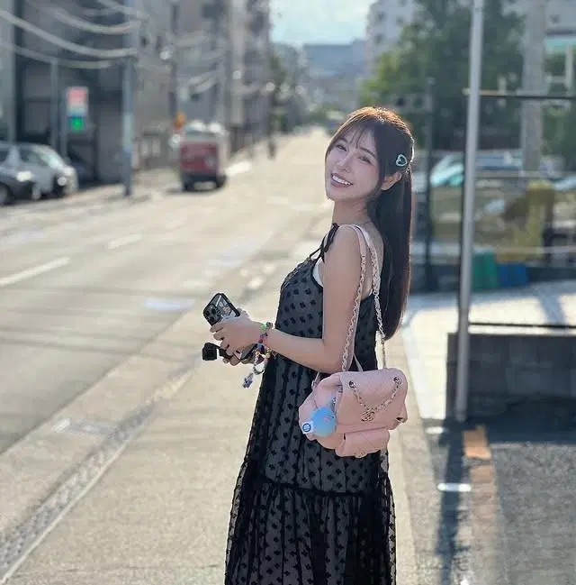 「Naomi 奶油米」飽滿巨乳轟炸你的視線 (10P)