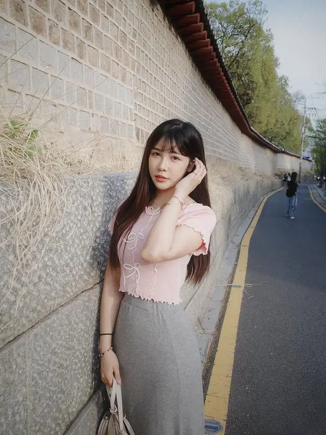 「Naomi 奶油米」飽滿巨乳轟炸你的視線 (10P)