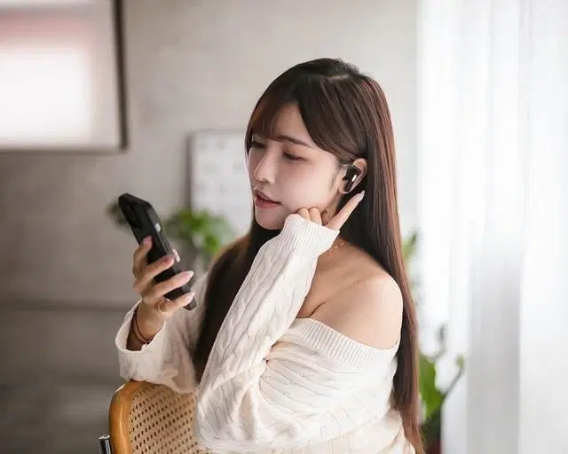 「Naomi 奶油米」飽滿巨乳轟炸你的視線 (10P)