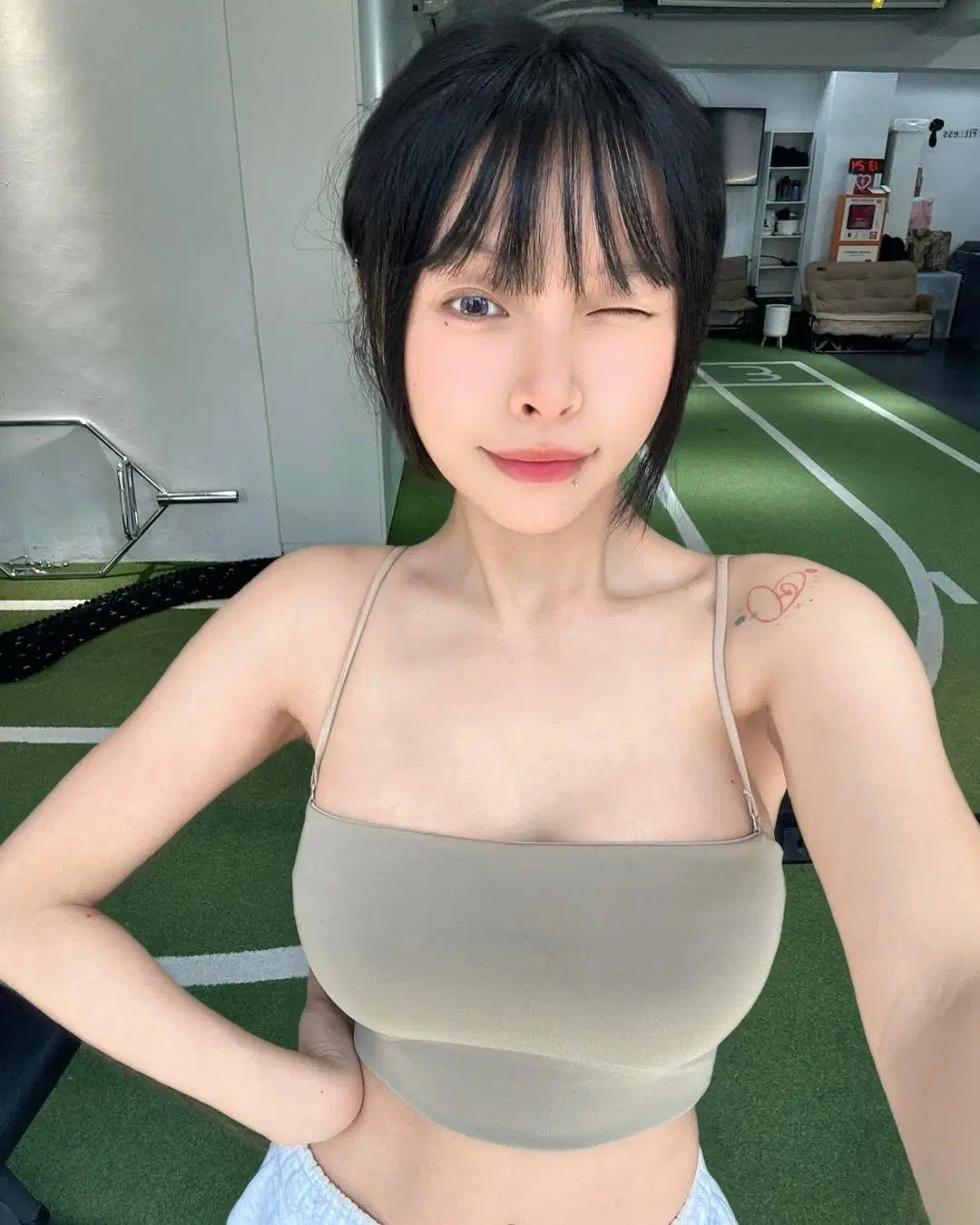 「Kesha 凱莎」飽滿美胸 姣好身材畫面養眼 (10P)