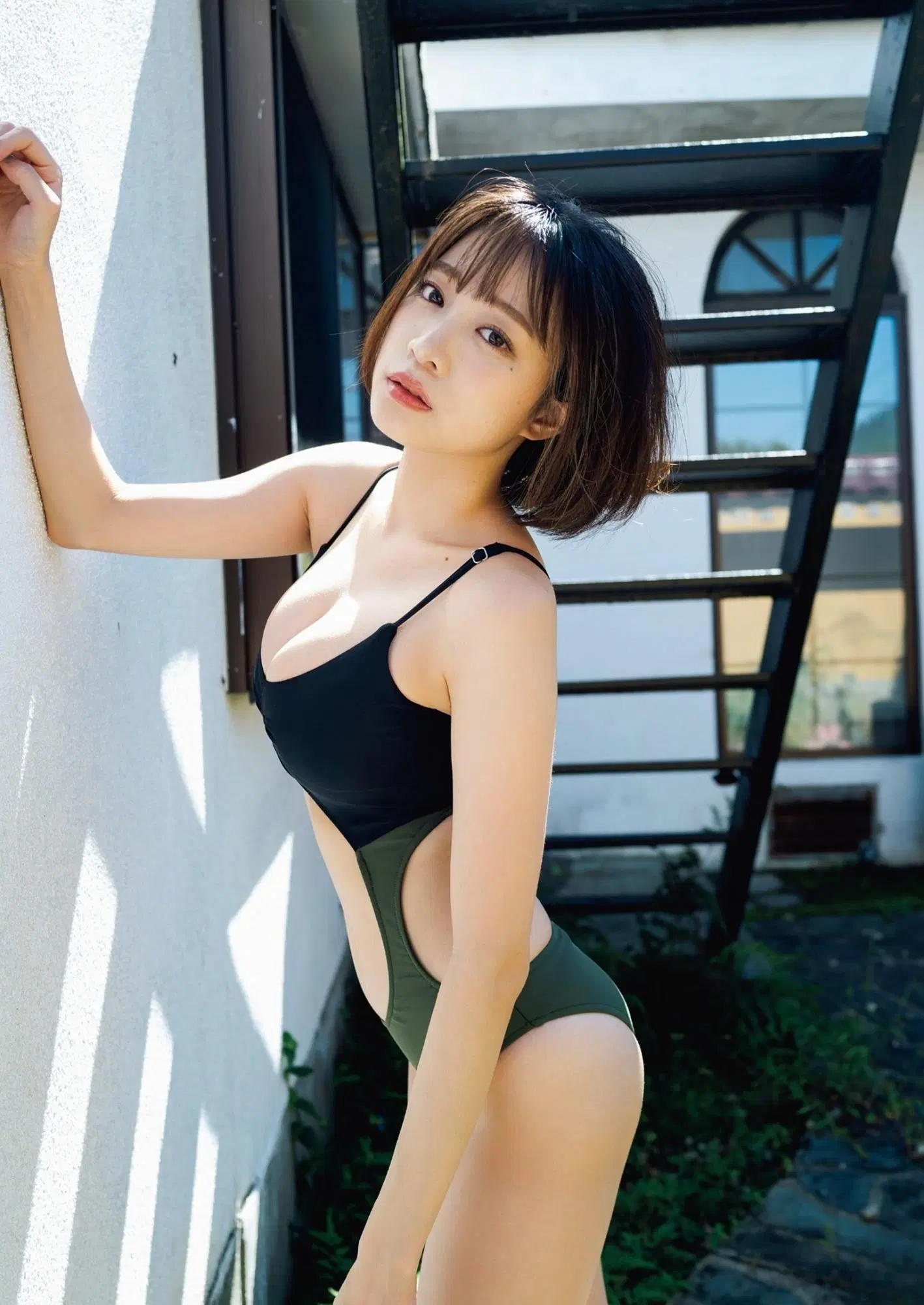 [青井春] 巨乳身材露出為粉絲獻福利！寫真集太犯規了 (8P)