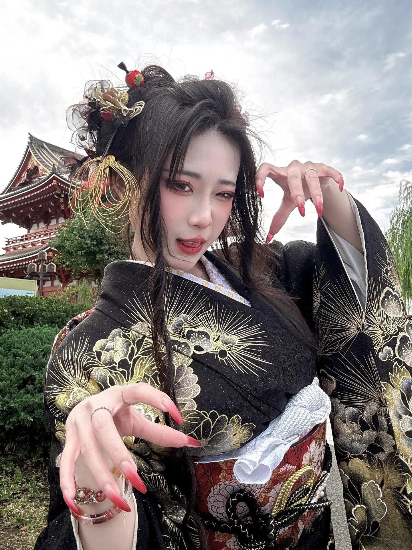 冷豔烏黑纖瘦 淩晨 散發致命吸引力，讓人無法自拔！ (15P)