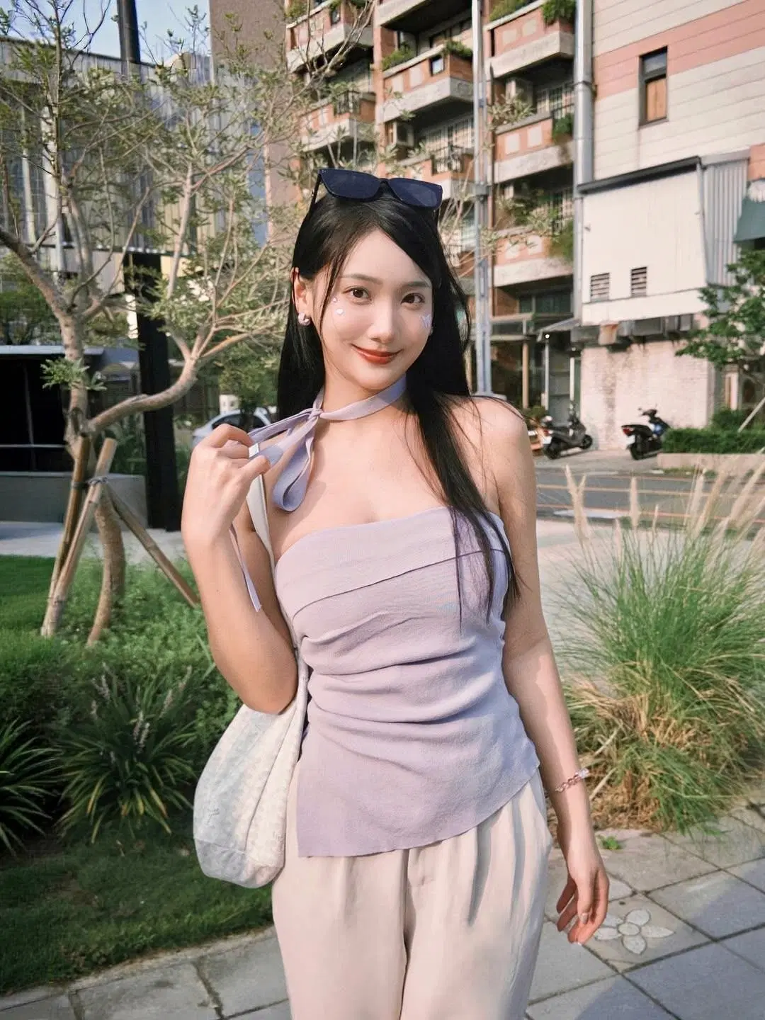 清秀美女「小蘿 Lor」豐滿身材太驚豔 全身上下都好犯規 (10P)