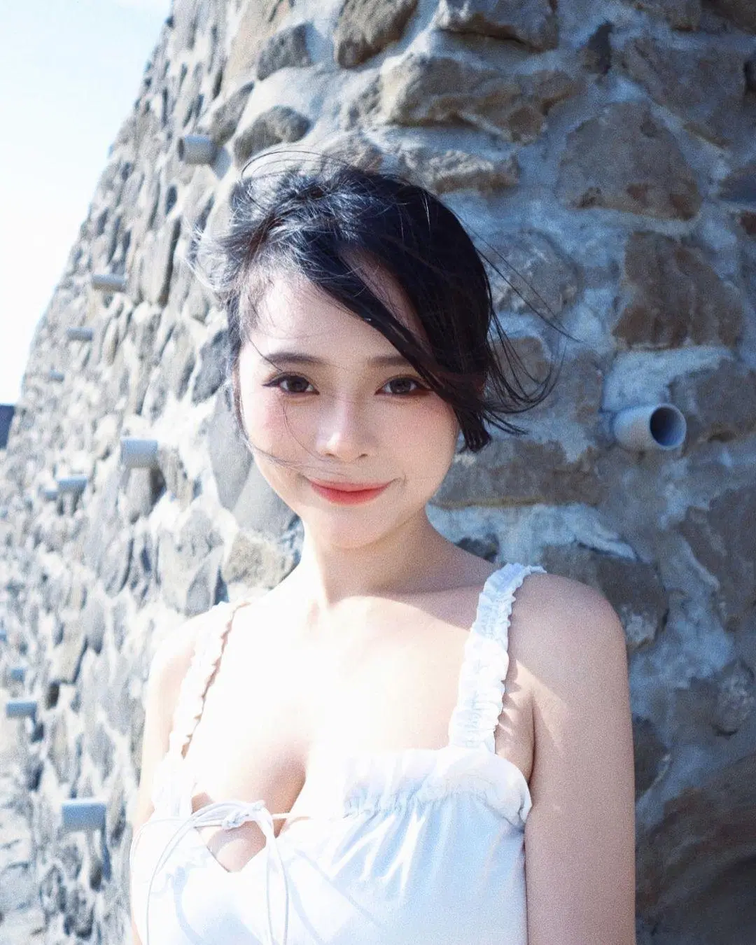 深V正妹「謝夏天」難以抗拒的絕頂身材 吸引路人追蹤 (10P)