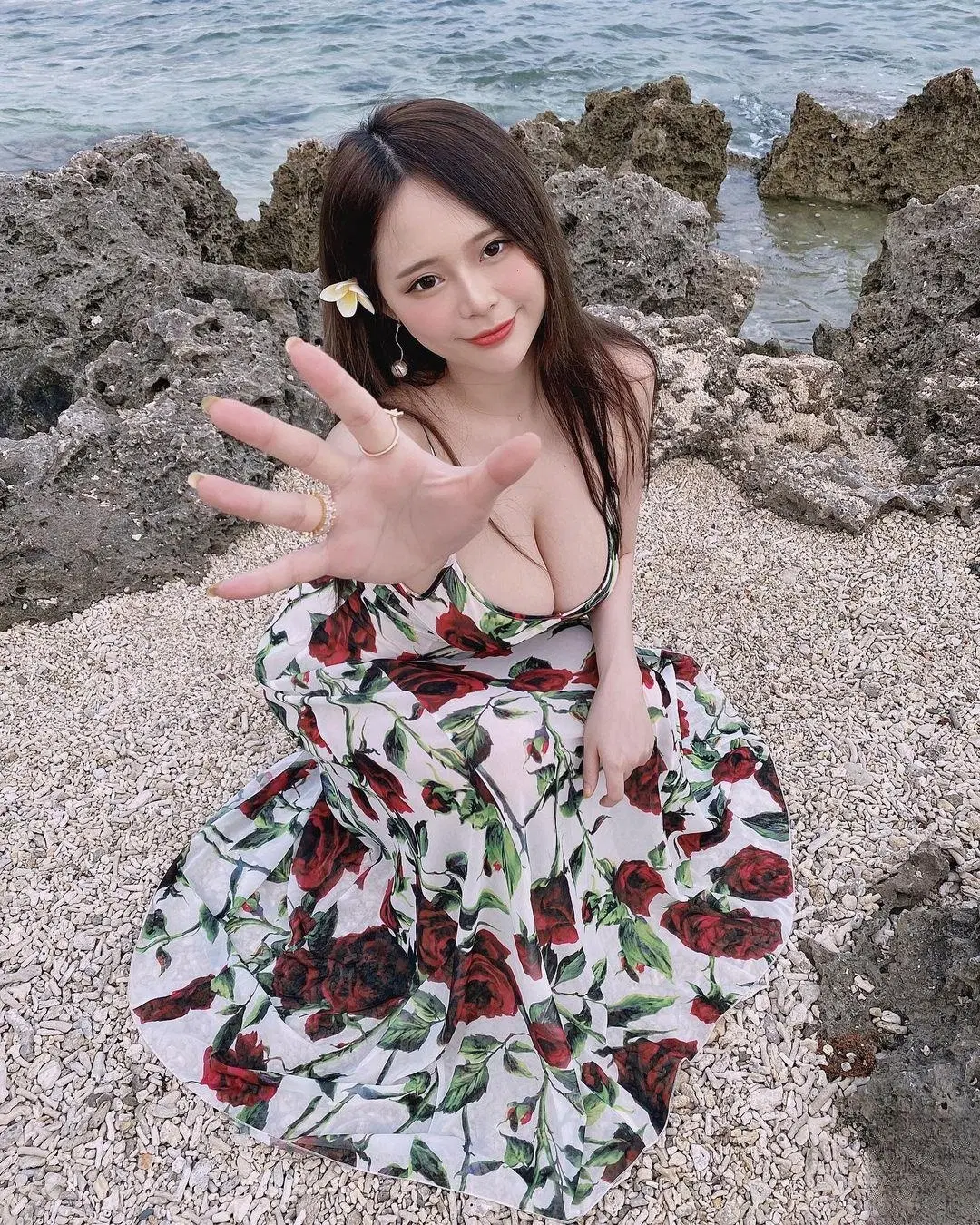 深V正妹「謝夏天」難以抗拒的絕頂身材 吸引路人追蹤 (10P)