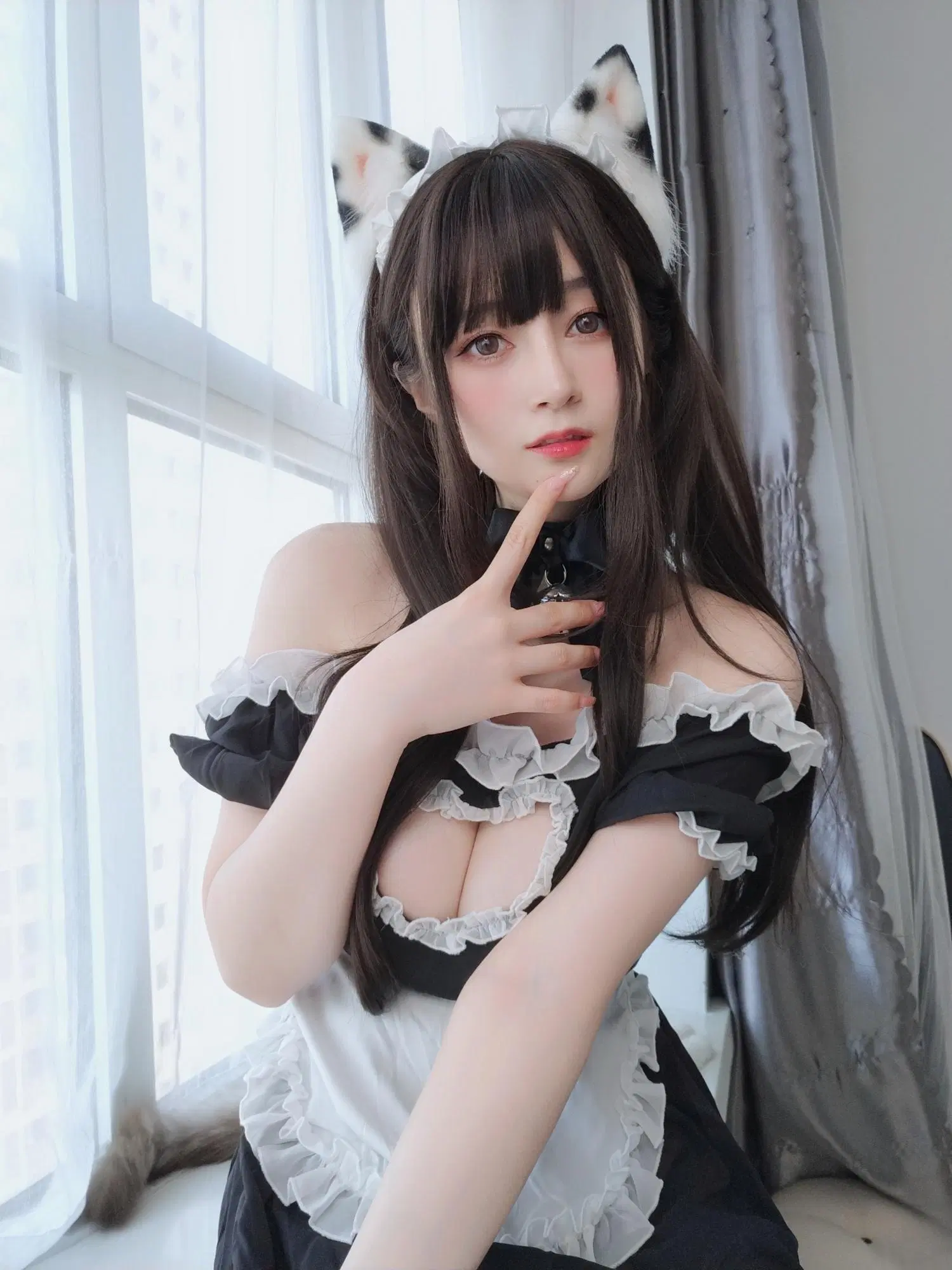 白銀81《情趣女僕4》不斷掀裙使人無法招架 (51P)