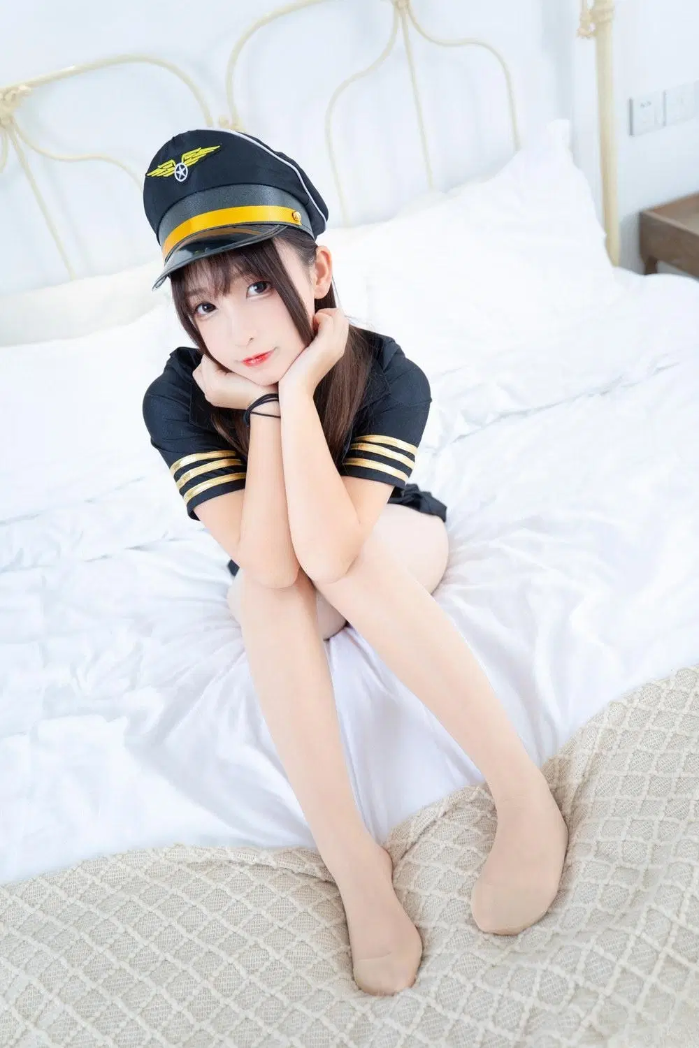神楽坂真冬《御姐女機長》透明膝上襪難以忽視 (74P)
