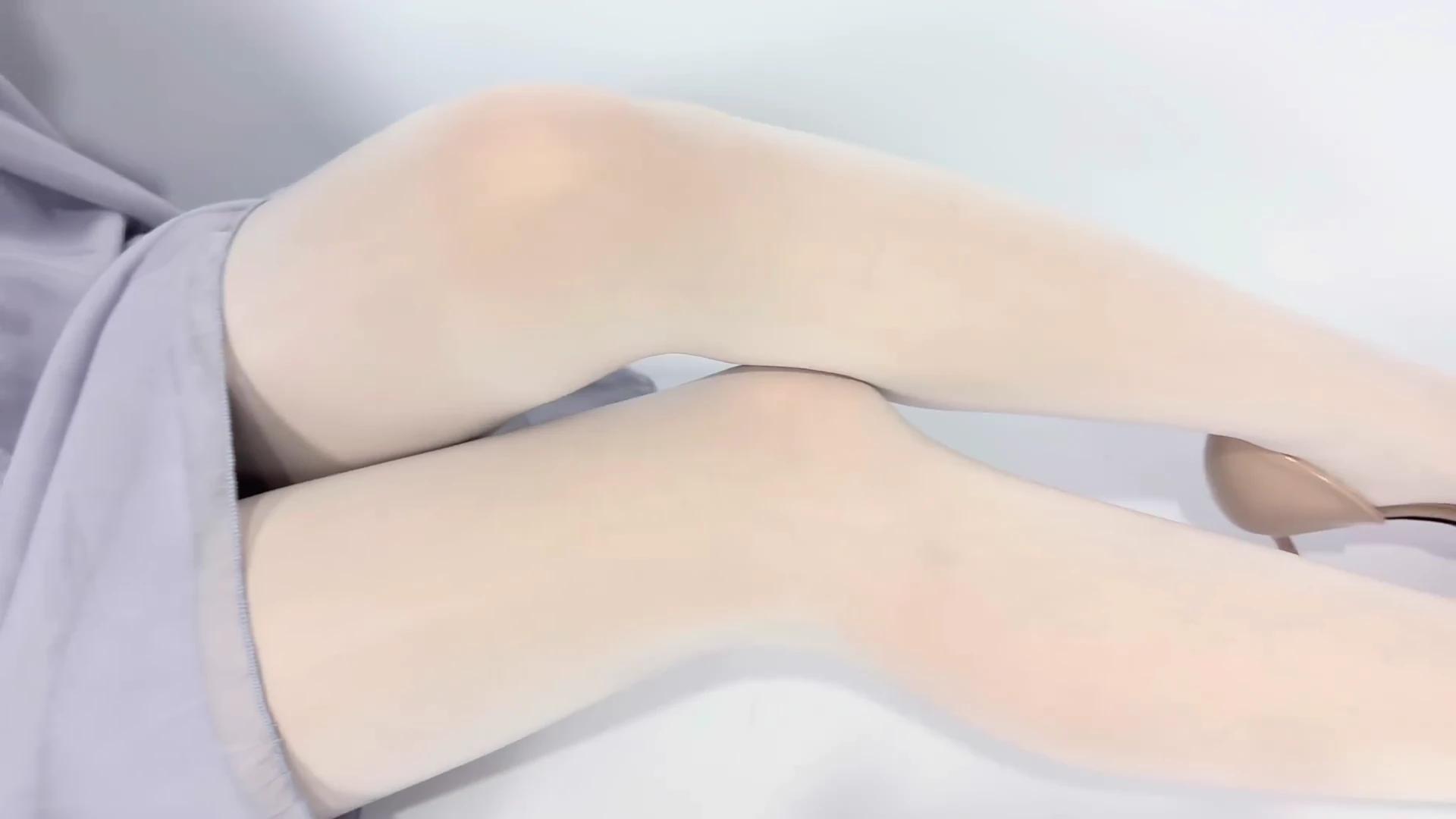 浅色系穿搭分享，丝滑白丝+蝴蝶结高跟鞋氛围感拉满_117063779616318_20260820_213427