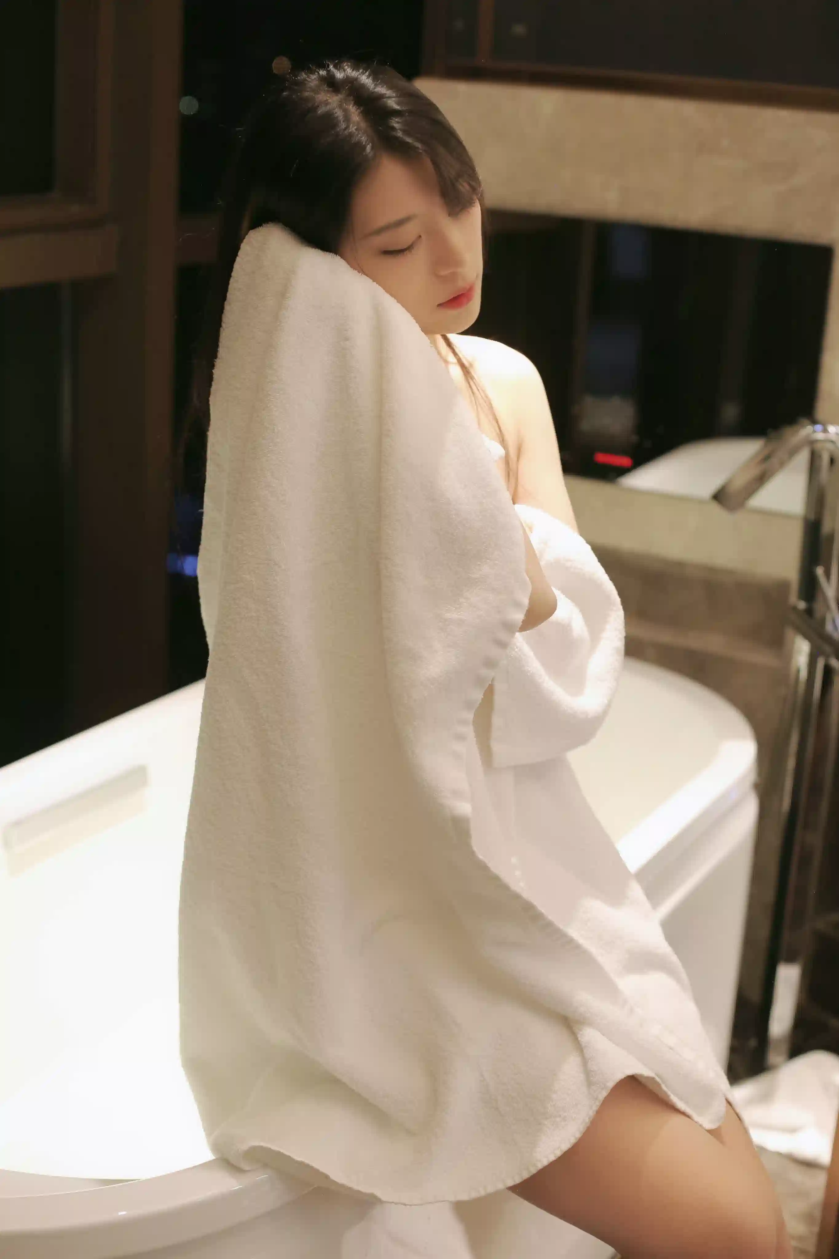 羊小雪@B站 - NO.001 舰长图包 - 酒店集[14P]