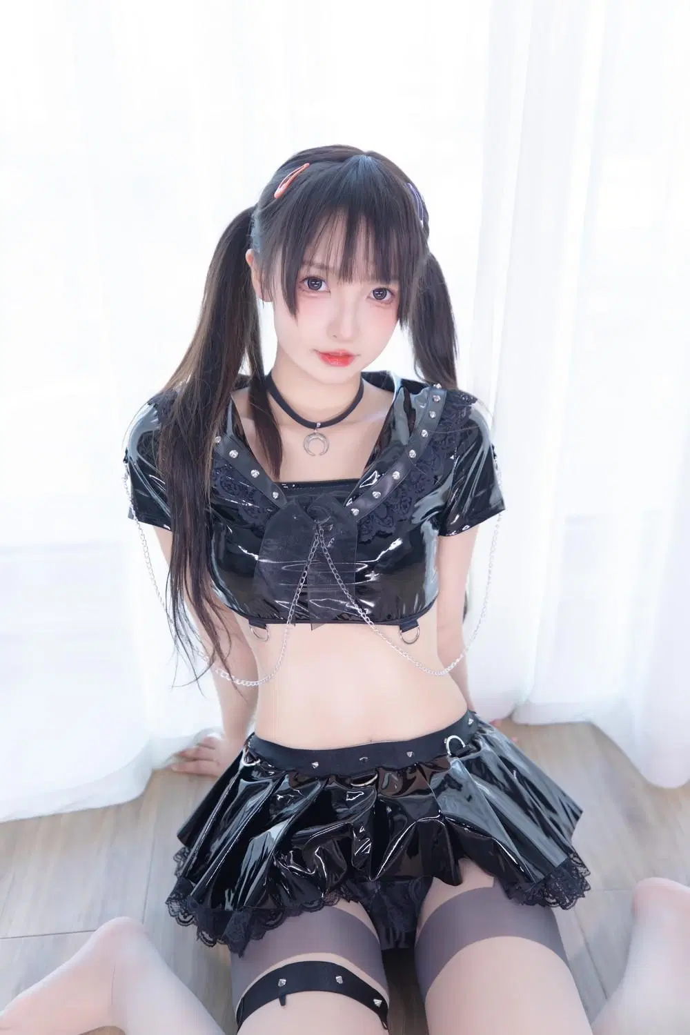神楽坂真冬《黑膠情趣衣3》雙腿玩弄挑戰理性 (75P) [