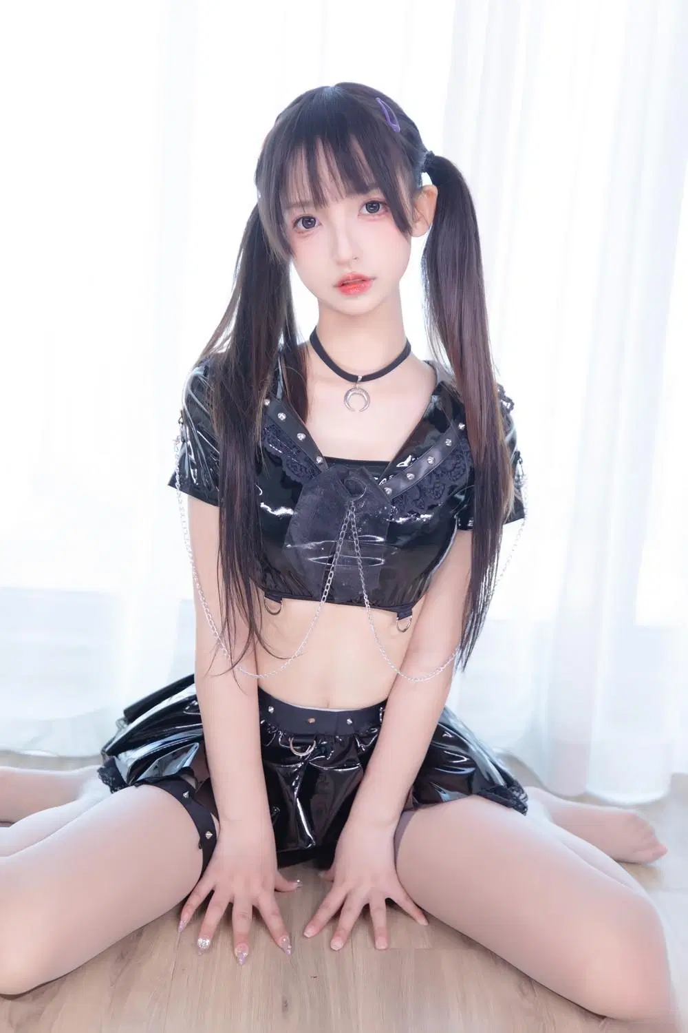 神楽坂真冬《黑膠情趣衣3》雙腿玩弄挑戰理性 (75P) [