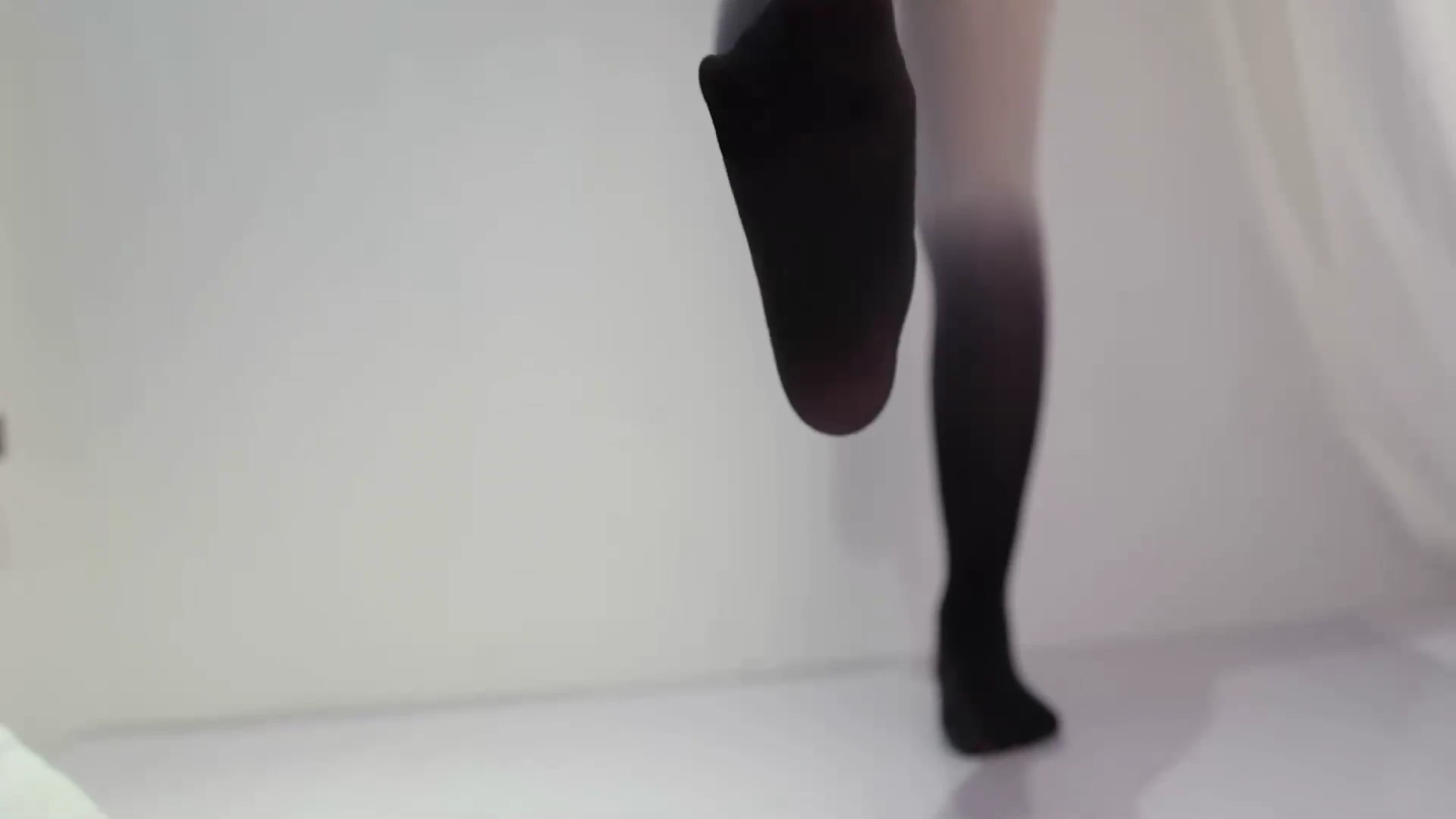 躺卧姿态镜头对准脚底黑袜脚掌底部特写_1774950862406