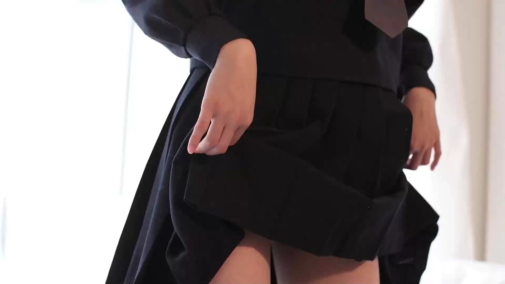 黑色百褶裙下调整黑色长筒丝袜_1772759629655