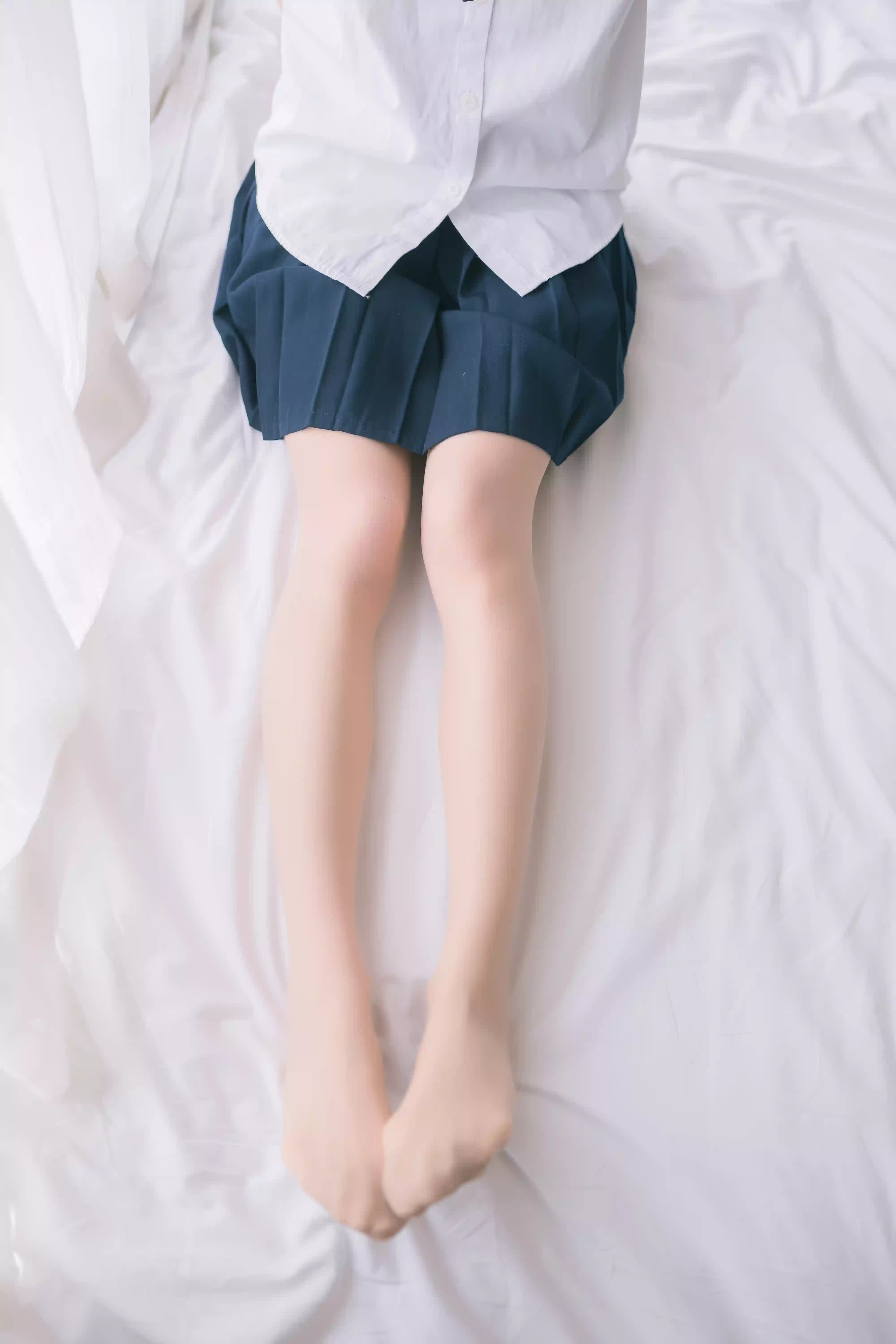 白衫领结慵懒倚靠沙发角落[36P]