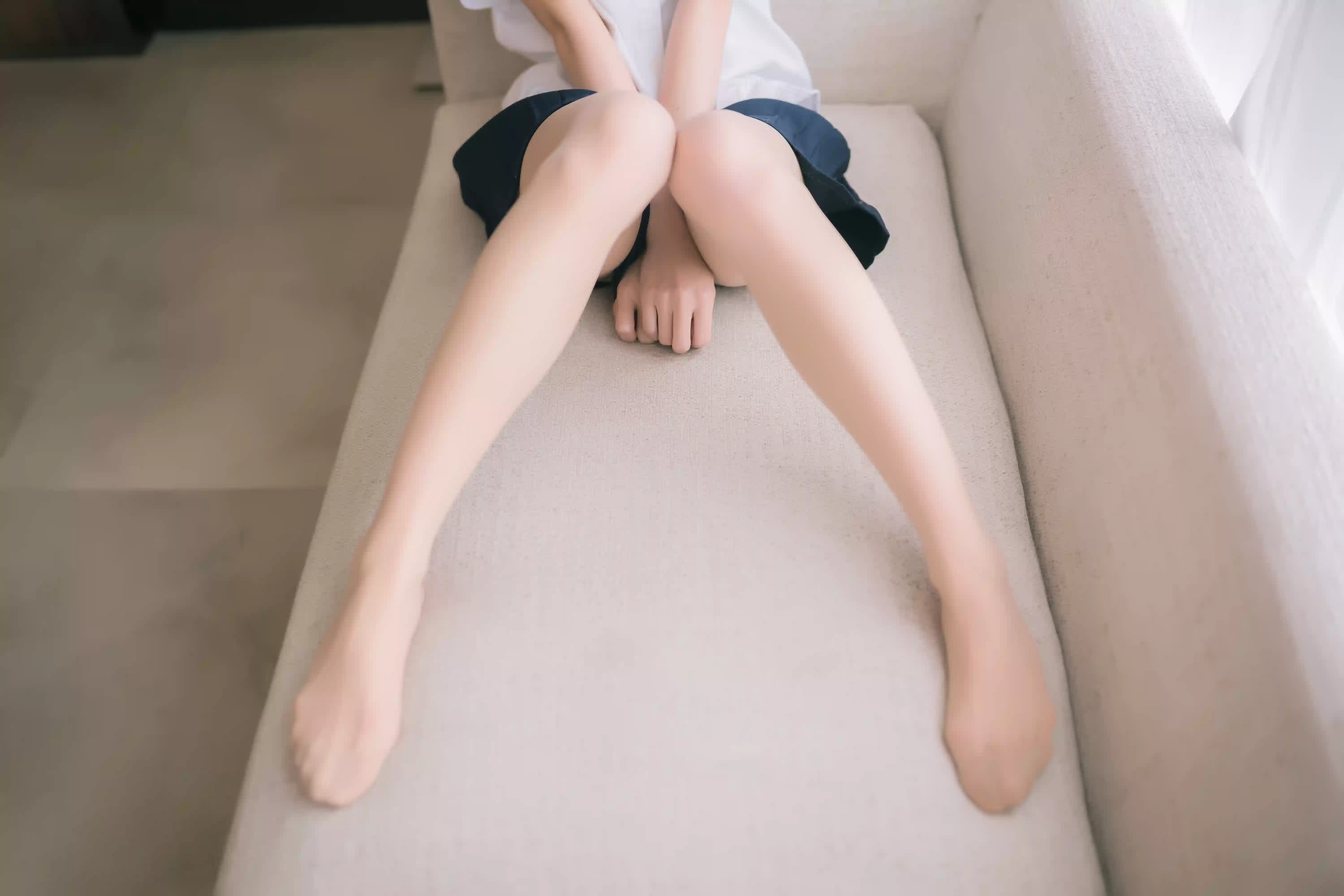 白衫领结慵懒倚靠沙发角落[36P]