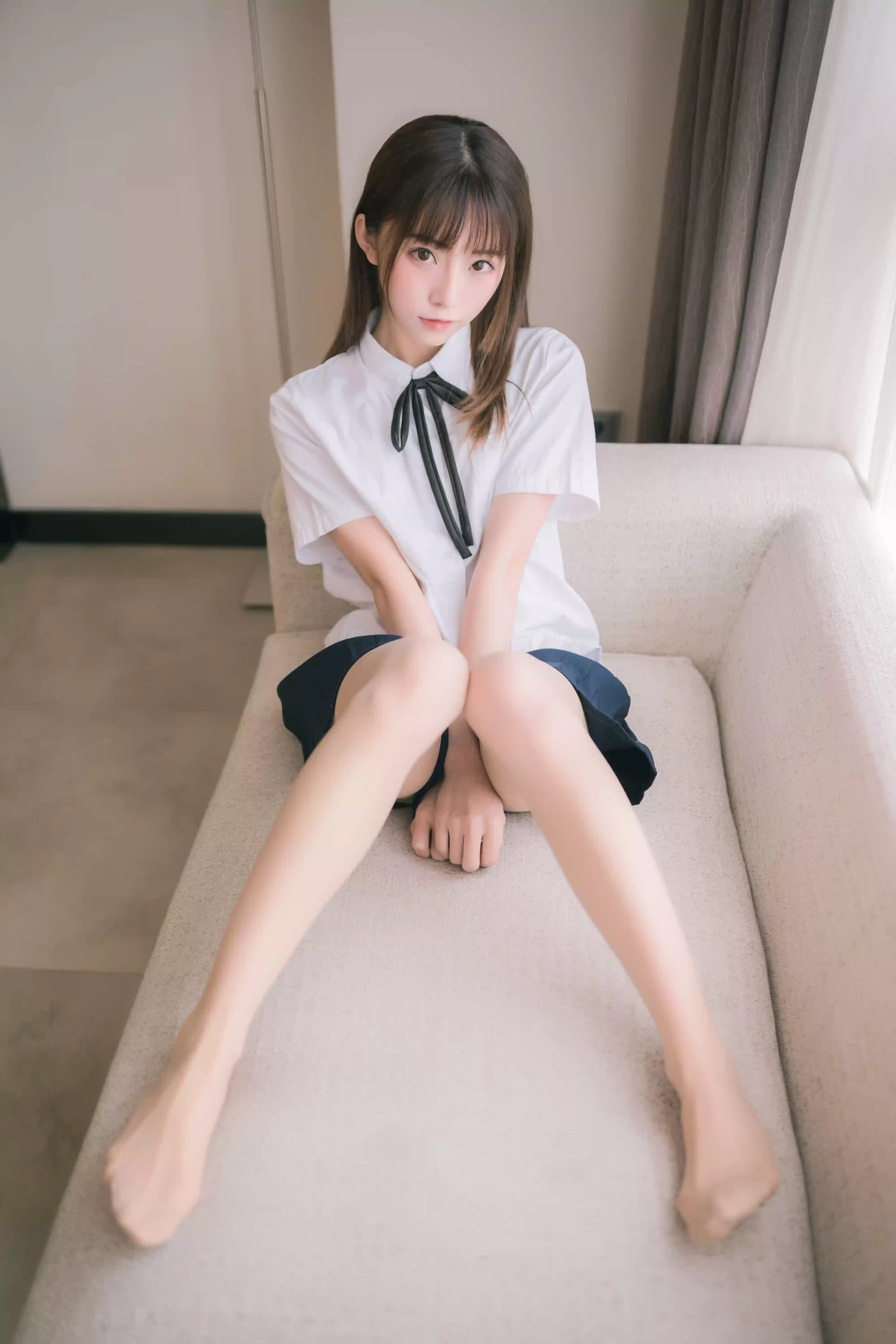 白衫领结慵懒倚靠沙发角落[36P]