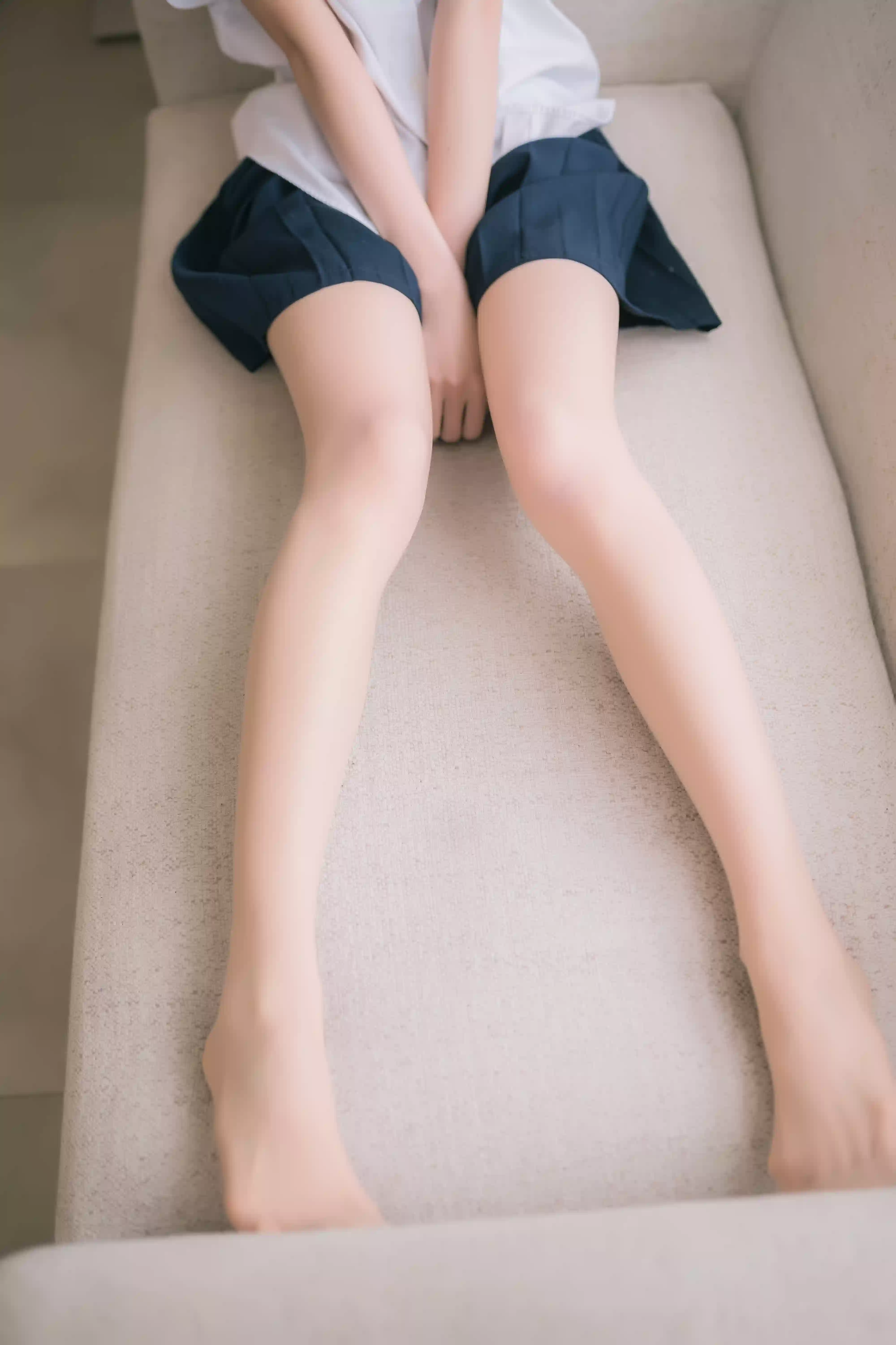 白衫领结慵懒倚靠沙发角落[36P]