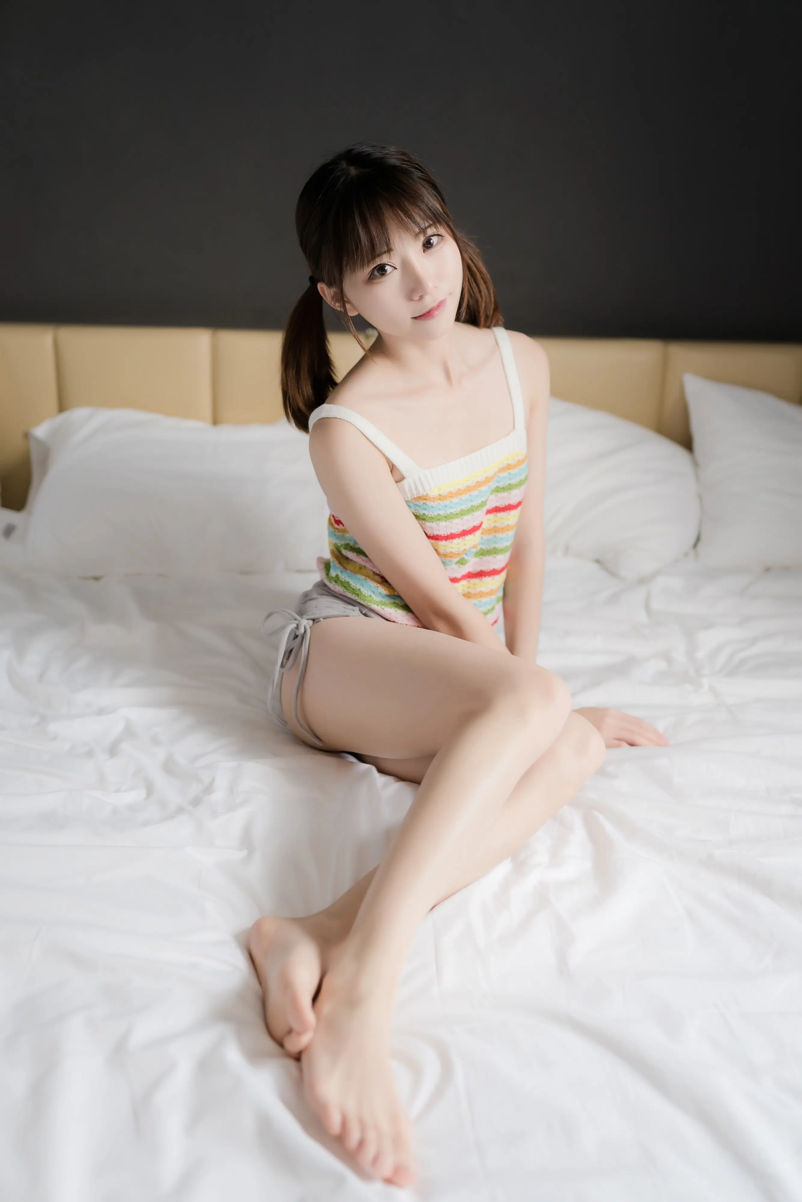 彩条吊带少女端坐柔软大床[39P]