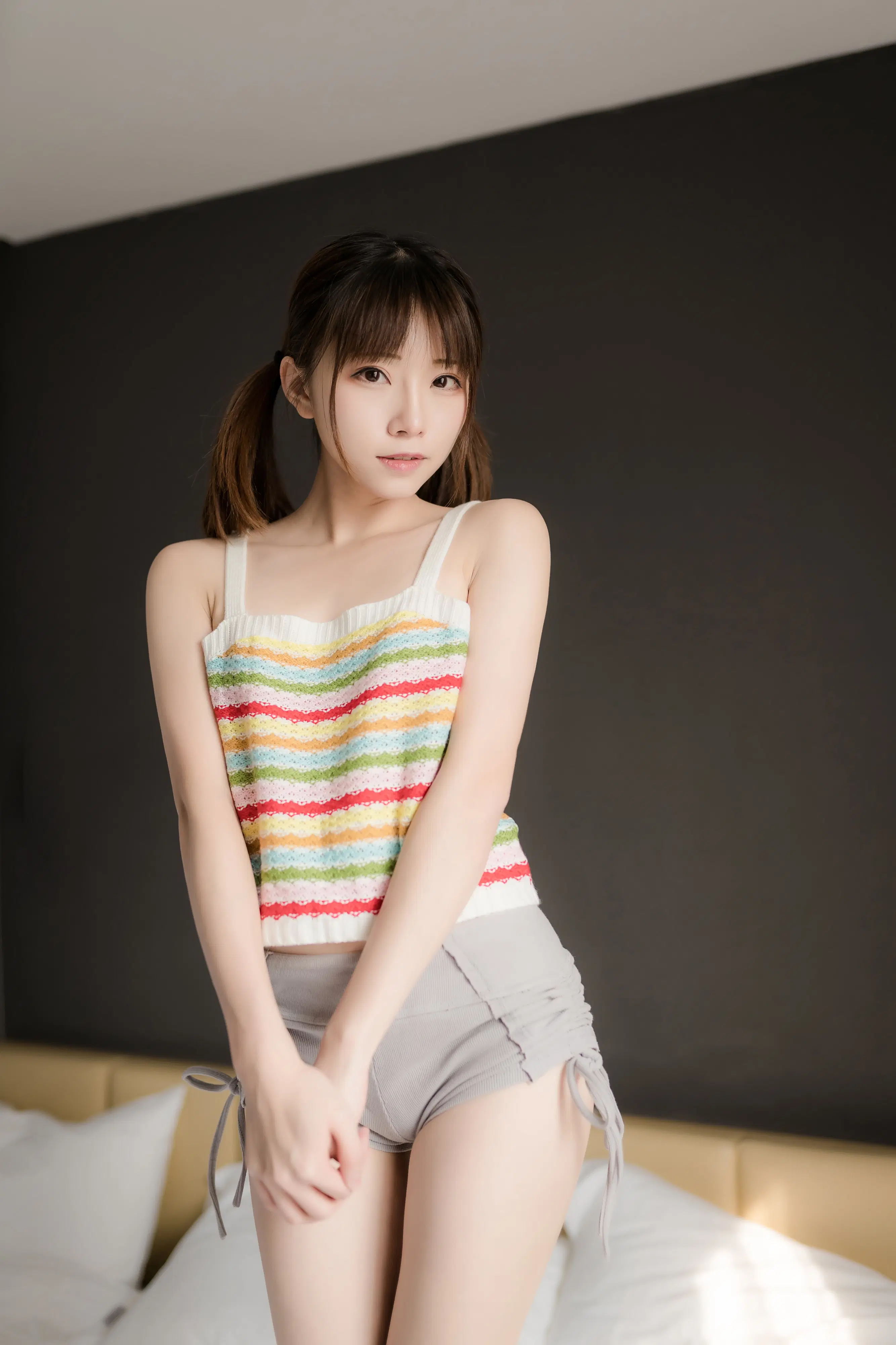 彩条吊带少女端坐柔软大床[39P]