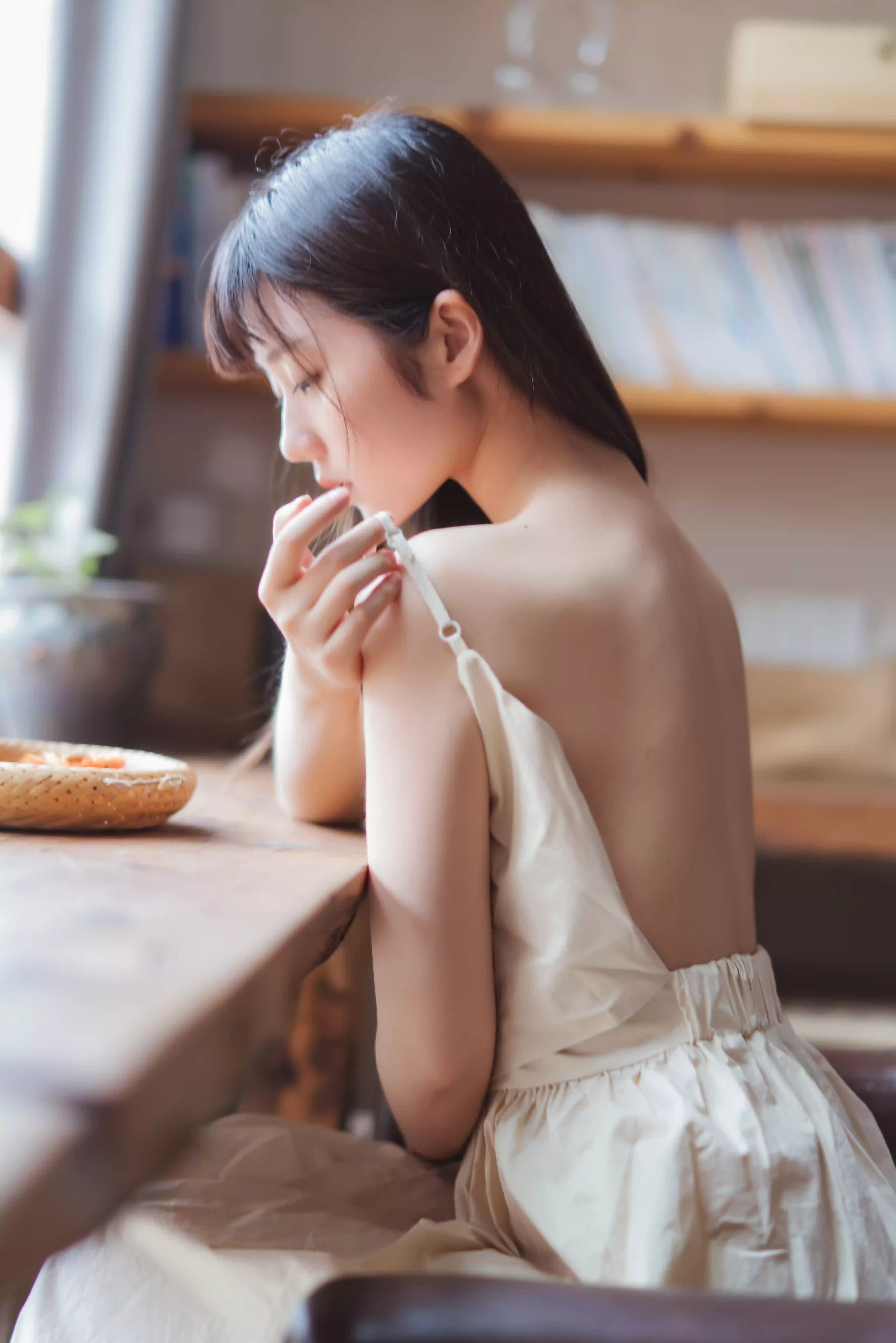 窗前白裙定格温婉侧身背影[32P]