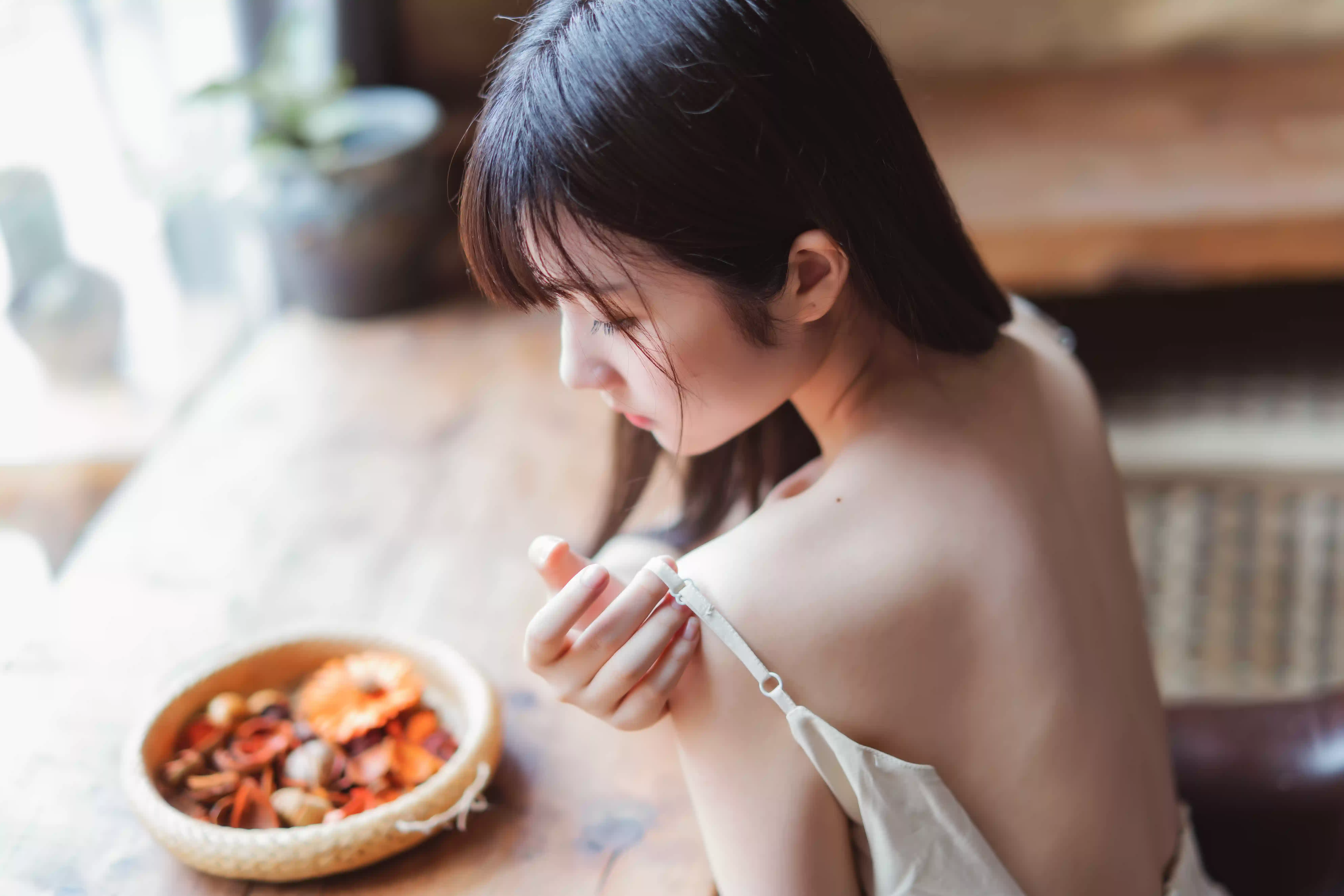窗前白裙定格温婉侧身背影[32P]