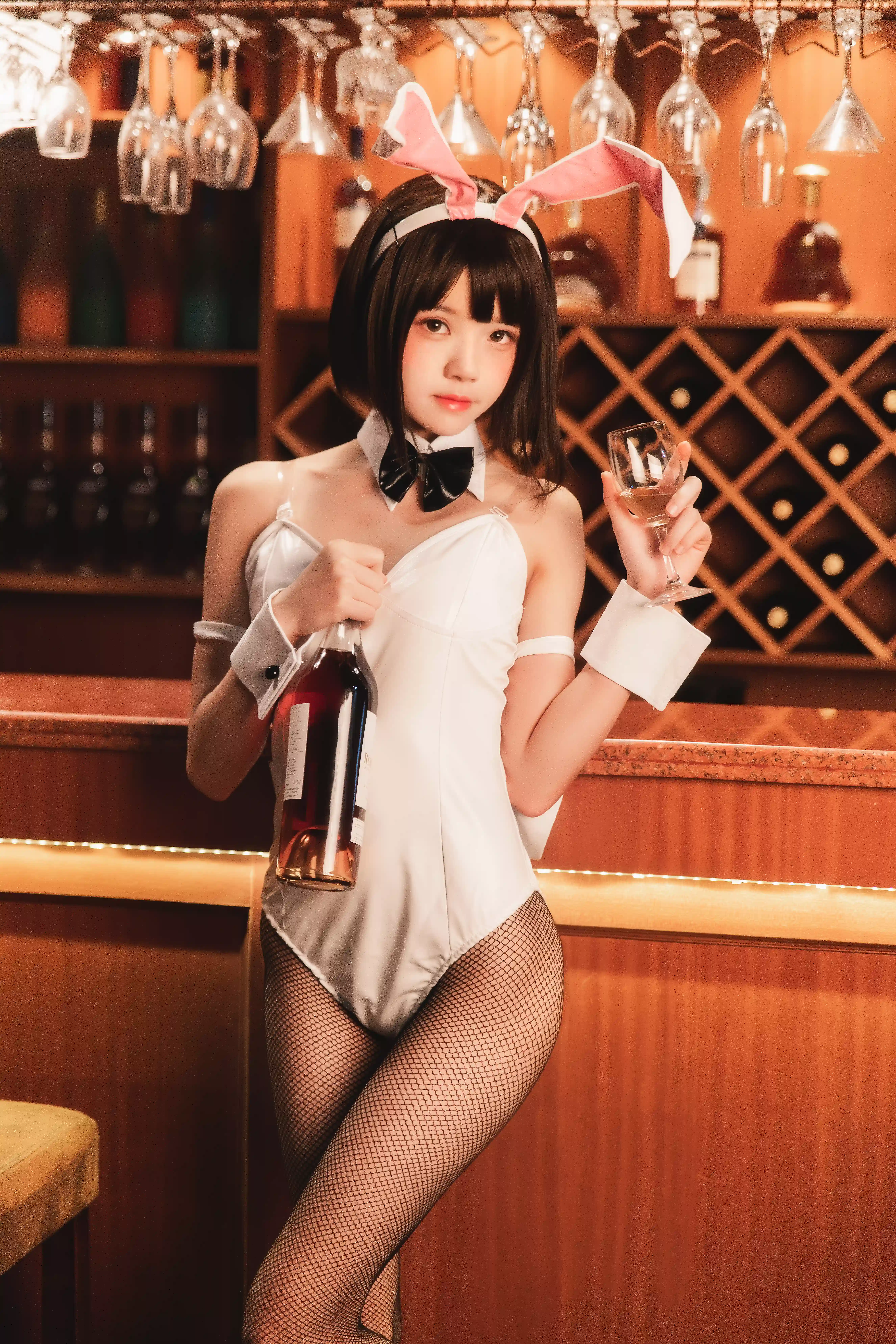 暖调空间白色兔装少女姿态[29P]