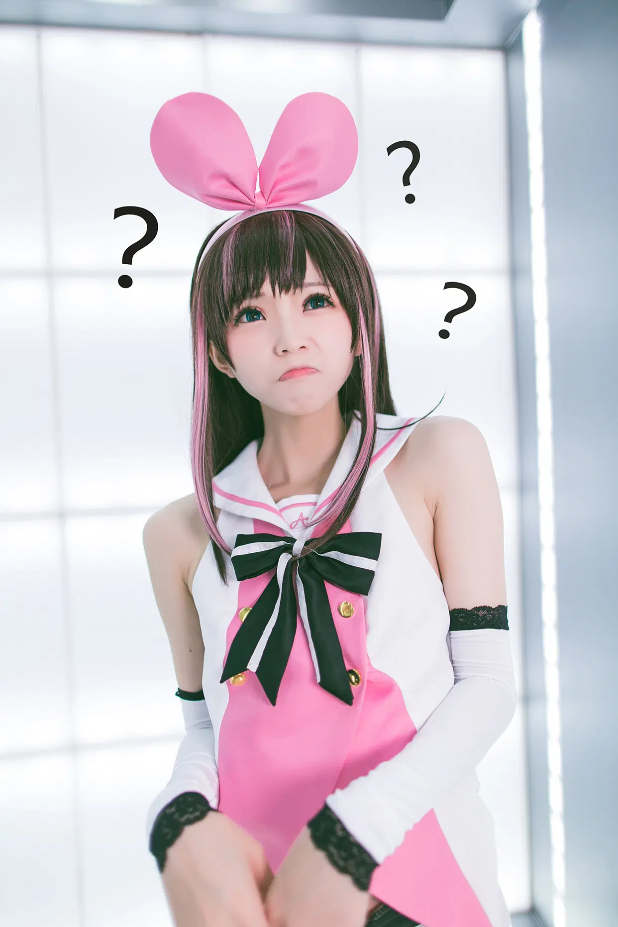 赛博棚内粉白少女俏皮坐姿[41P]