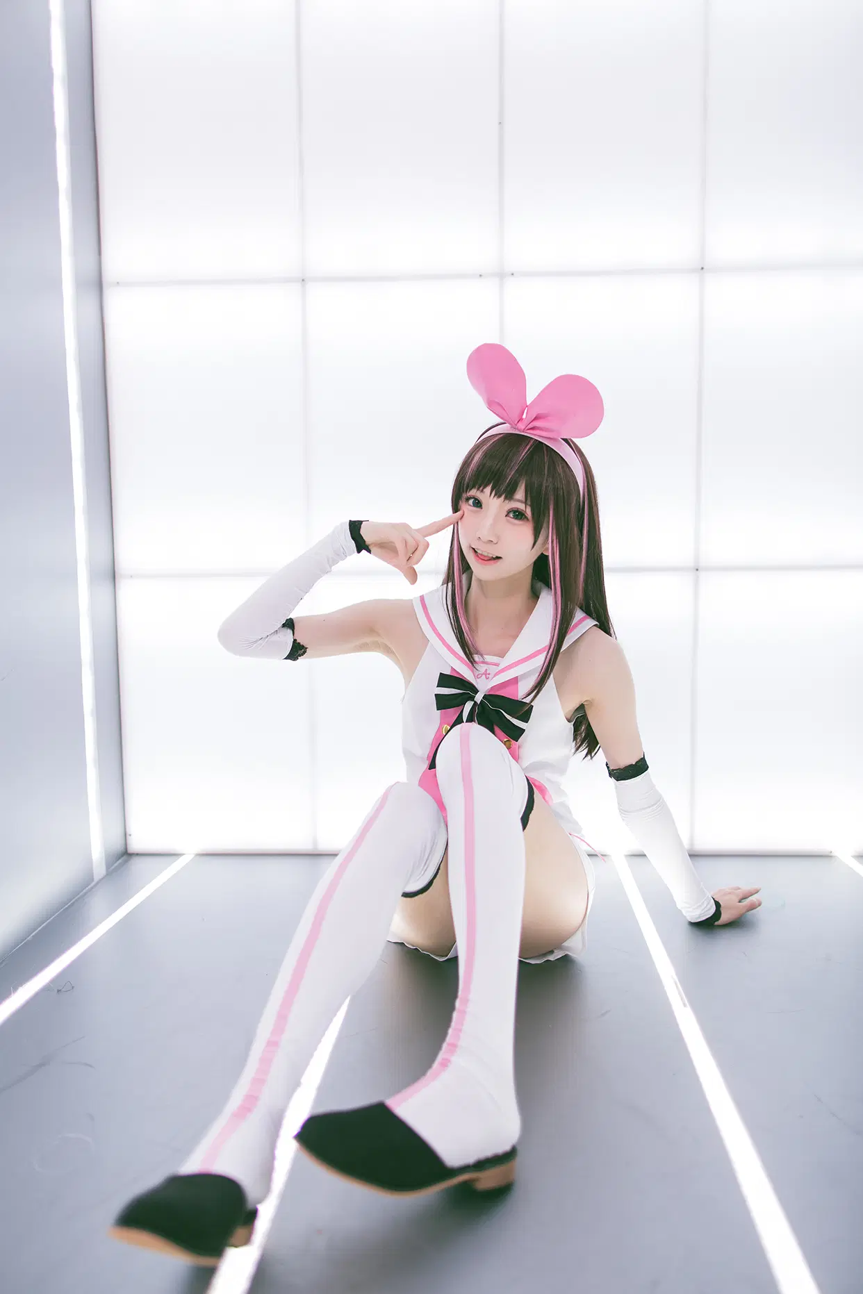 赛博棚内粉白少女俏皮坐姿[41P]