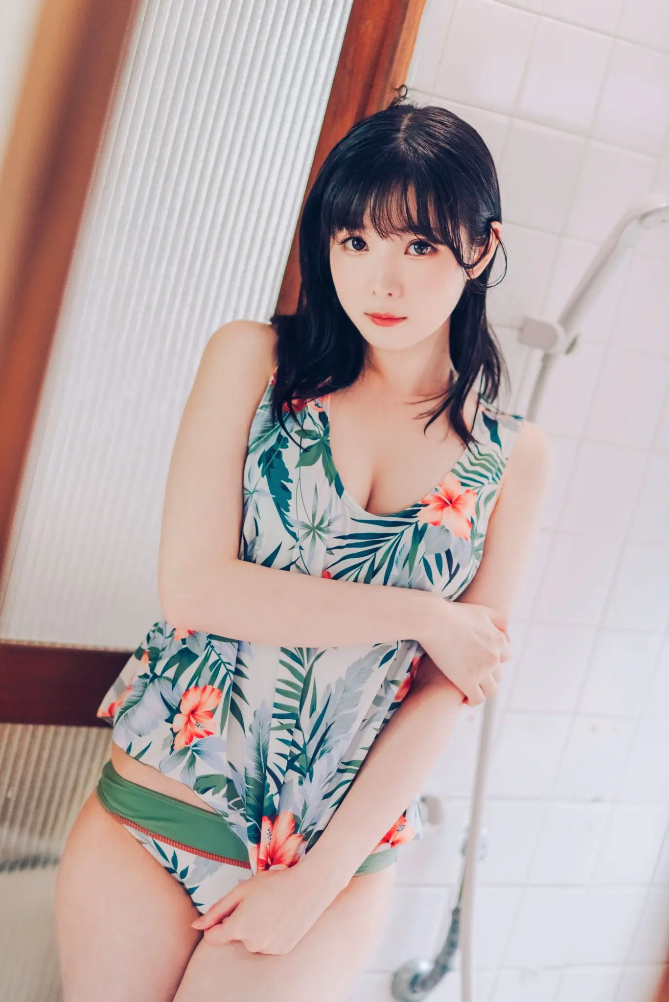 霜月-浴室之中身着热带印花泳装[44P]