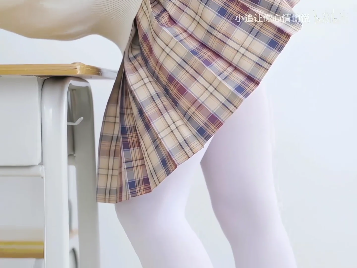 jk小美女白色裤袜写真_116219952763948_20261008_174054