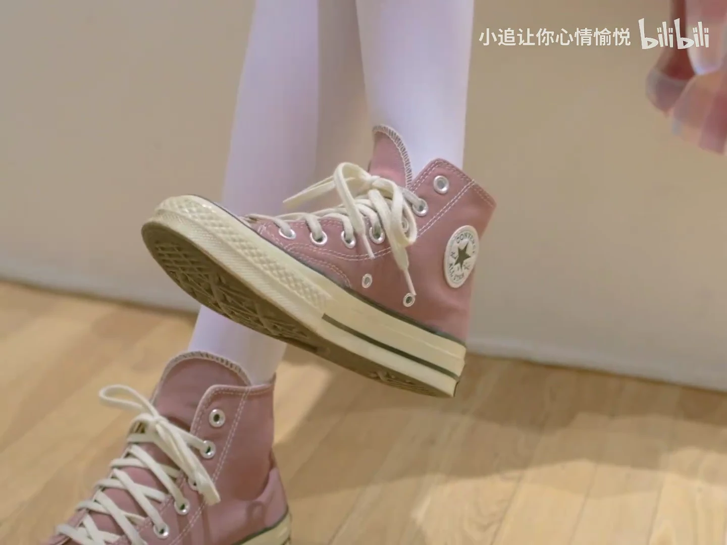 jk裙小姐姐白色裤袜、脱帆布鞋_117374980200336_20261008_172452